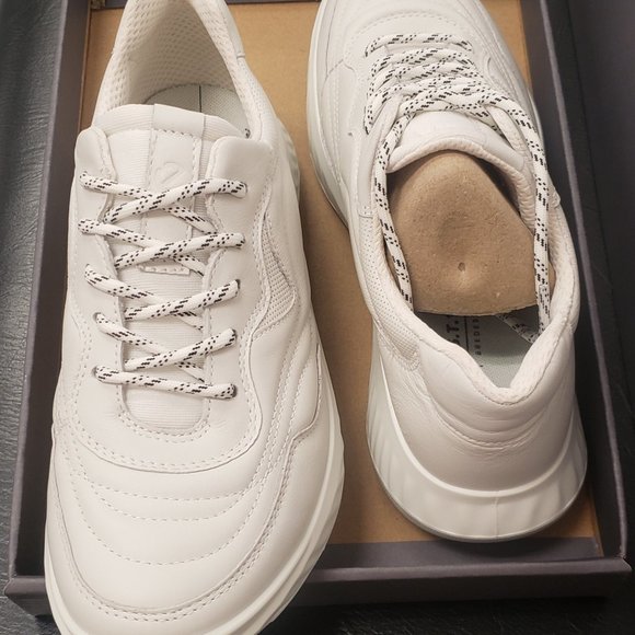 Ecco all-white shoe - Picture 1 of 8